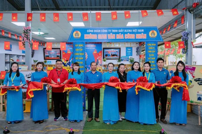 Chủ tịch LĐLĐ tỉnh Lương Trọng Thành cùng các đại biểu cắt băng ra mắt mô hình Văn hóa công nhân tại Công đoàn Công ty TNHH Giầy Alena Việt Nam.