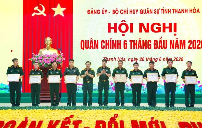 Thừa ủy quyền của Bộ Quốc phòng, Bộ Tư lệnh Quân khu 4, lãnh đạo Bộ CHQS tỉnh trao bằng khen cho 4 tập thể, 13 cá nhân có thành tích xuất sắc.
