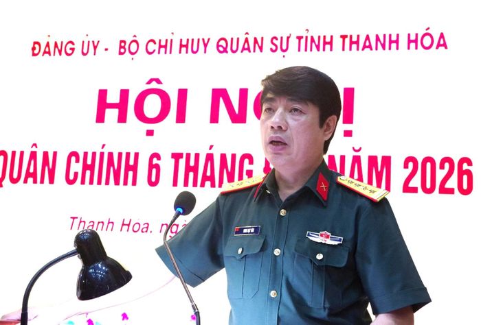 Đại tá Đinh Bạt Văn, Ủy viên Ban Thường vụ Tỉnh ủy, Chỉ huy trưởng Bộ CHQS tỉnh phát biểu chỉ đạo tại hội nghị.