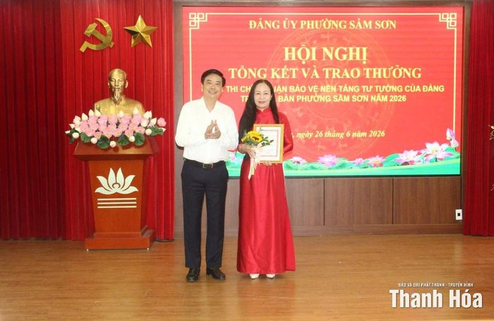 Phó Bí thư Thường trực Đảng ủy phường Sầm Sơn Bùi Quốc Đạt, Trưởng Ban Tổ chức cuộc thi trao giải A cho tác giả.