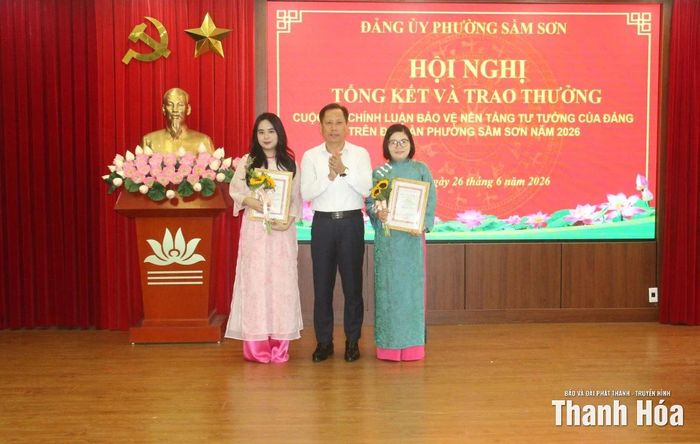 Lãnh đạo Ban Xây dựng Đảng phường Sầm Sơn trao giải B cho các tác giả.