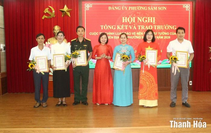 Chủ nhiệm Ủy ban kiểm tra phường Sầm Sơn trao giải Khuyến khích cho các tác giả.