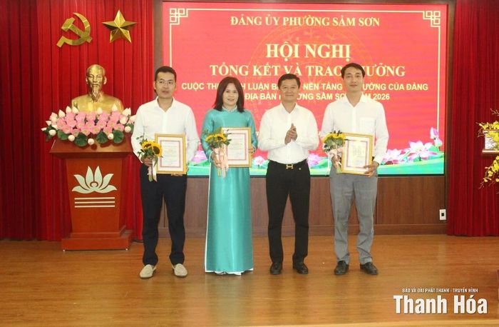 Lãnh đạo Ủy ban MTTQ phường Sầm Sơn trao giải C cho các tác giả.
