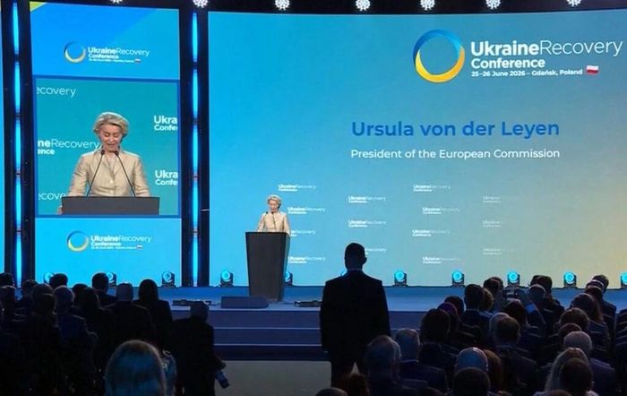 Chủ tịch Ủy ban châu Âu Ursula von der Leyen thông báo giải ngân đợt đầu tiên trị giá 3,2 tỷ euro (3,64 tỷ USD) trong gói cho vay 90 tỷ euro (102,28 tỷ USD) của Liên minh châu Âu (EU), nhằm hỗ trợ quốc phòng, tăng cường khả năng chống chịu của lĩnh vực năng lượng và ngân sách nhà nước của Ukraine. Ảnh: Brusselstimes.