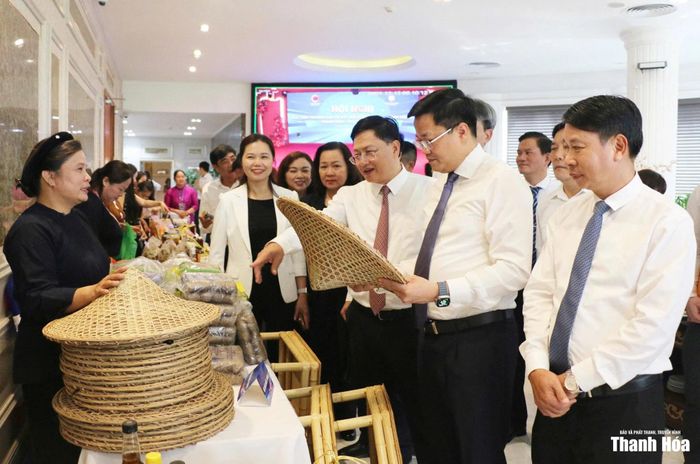 Các đại biểu tham quan gian hàng trưng bày sản phẩm.