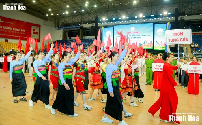 Các khối diễu hành chọn lựa đội hình đồng đều, trang phục được chuẩn bị riêng theo đặc trưng từng ngành, lĩnh vực và môn thể thao.