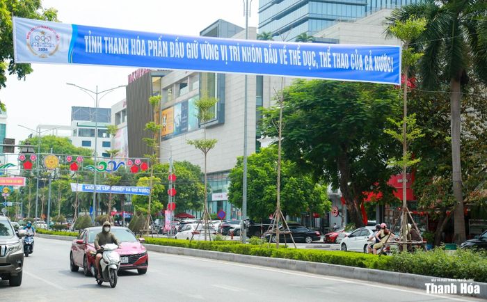Băng rôn tuyên truyền về Đại hội được treo trang trọng trên các tuyến đường trung tâm phường Hạc Thành để quảng bá sự kiện.