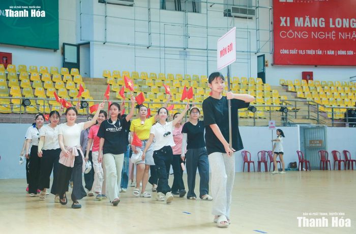 Để góp phần vào thành công của lễ khai mạc Đại hội, trong gần một tháng qua, các cơ quan, đơn vị, trường học có lực lượng tham gia diễu hành, đồng diễn đã phân công, sắp xếp nhân lực, tạo điều kiện về cơ sở vật chất để thực hiện tốt công tác luyện tập.