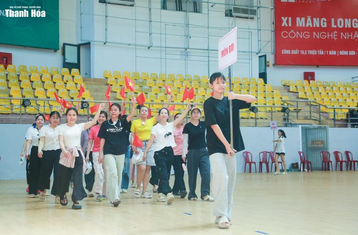 Để góp phần vào thành công của lễ khai mạc Đại hội, trong gần một tháng qua, các cơ quan, đơn vị, trường học có lực lượng tham gia diễu hành, đồng diễn đã phân công, sắp xếp nhân lực, tạo điều kiện về cơ sở vật chất để thực hiện tốt công tác luyện tập.