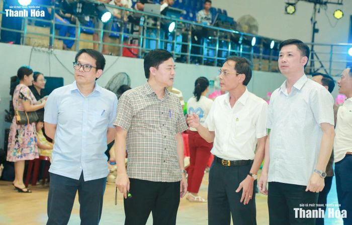Đồng chí Đầu Thanh Tùng, Tỉnh ủy viên, Phó Chủ tịch UBND tỉnh, Trưởng Ban Chỉ đạo Đại hội cùng các thành viên Ban Tổ chức kiểm tra công tác chuẩn bị cho lễ khai mạc Đại hội.
