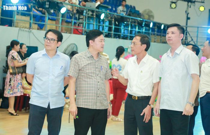 Đồng chí Đầu Thanh Tùng, Tỉnh ủy viên, Phó Chủ tịch UBND tỉnh, Trưởng Ban Chỉ đạo Đại hội cùng các thành viên Ban Tổ chức kiểm tra công tác chuẩn bị cho lễ khai mạc Đại hội.