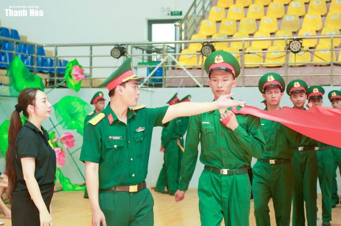 Các cán bộ, chiến sĩ thuộc Bộ Chỉ huy Quân sự tỉnh nỗ lực tập luyện cho lễ khai mạc Đại hội.
