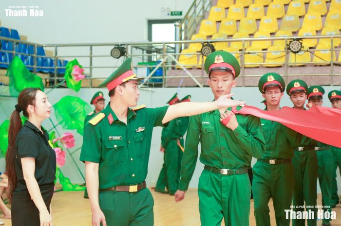 Các cán bộ, chiến sĩ thuộc Bộ Chỉ huy Quân sự tỉnh nỗ lực tập luyện cho lễ khai mạc Đại hội.