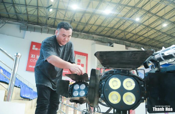 Hệ thống đường điện, điều hòa, đèn chiếu sáng, âm thanh... được lắp đặt và vận hành thử, đảm bảo lễ khai mạc diễn ra thành công.