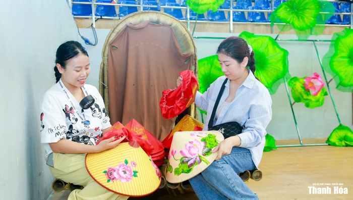 Đạo cụ cho màn đồng diễn nghệ thuật được ê kíp phục vụ chương trình chuẩn bị sẵn sàng.