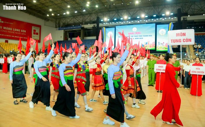 Các khối diễu hành chọn lựa đội hình đồng đều, trang phục được chuẩn bị riêng theo đặc trưng từng ngành, lĩnh vực và môn thể thao.