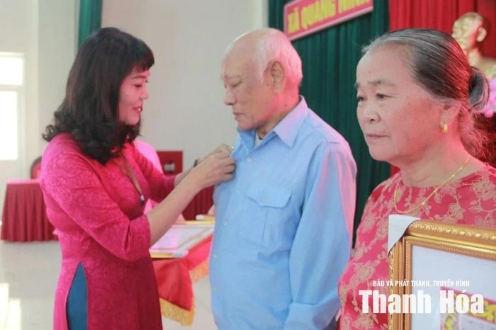 Đồng chí Nguyễn Thị Sơn, Bí thư Đảng ủy, Chủ tịch HĐND xã Quảng Ninh trao Huy hiệu Đảng tặng đảng viên.
