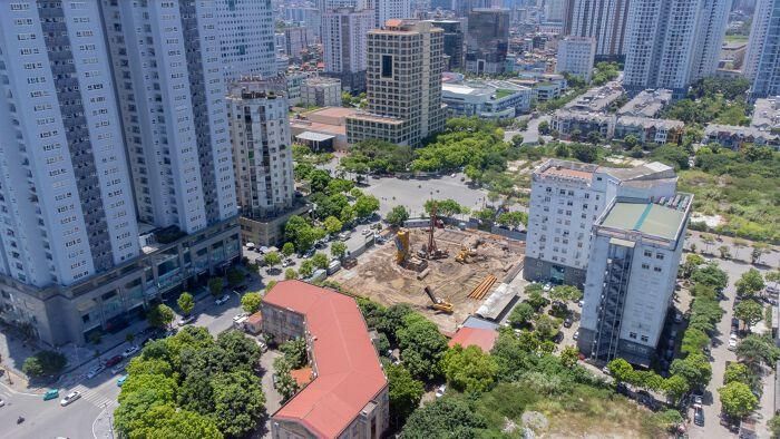Cụ thể, CTX Tower sẽ là tòa nhà cao 28 tầng nổi và 3 tầng hầm, mật độ xây dựng 40%, tổng diện tích sàn xây dựng 57.982 m2. Chức năng của tòa nhà này sẽ được dùng làm trụ sở chính và kinh doanh thương mại dịch vụ, tổng mức đầu tư dự kiến khoảng 600 tỷ đồng (vốn góp 120 tỷ), tiến độ thực hiện quý IV/2025 - quý IV/2028.