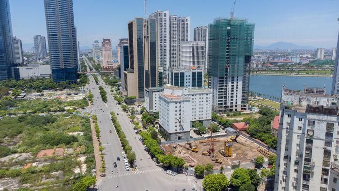 Ô đất E2 có tổng diện tích 25.541 m2, nằm trong quy hoạch Khu đô thị mới Cầu Giấy. Trong đó, phần diện tích bố trí cho dự án Constrexim Plaza là 4.058 m2. Ngày 2/6/2010, UBND TP Hà Nội đã có quyết định thu hồi 4.058 m2 đất tại ô đất E2 và cho CTX Holdings thuê để thực hiện dự án nói trên.