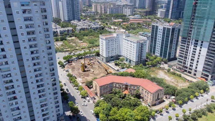 Khu đất CTX Tower có hai mặt tiền, nằm ngay tại góc ngã tư Dương Đình Nghệ - Nguyễn Xuân Nham; phía tây nam giáp tòa nhà Hội Nhà báo Việt Nam; phía tây bắc giáp phòng khám Đa khoa Yên Hòa. Vị trí này cách tòa Keangnam và đường vành đai 3 khoảng 500 m. Tại ngày 31/3/2026, chi phí dở dang của dự án CTX Tower được ghi nhận hơn 88 tỷ đồng.