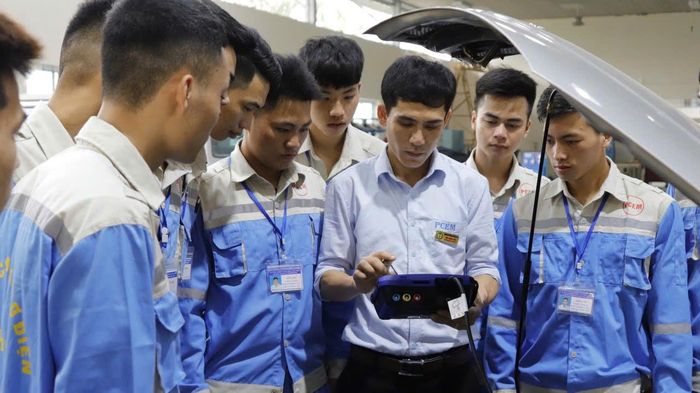 Bên cạnh bộ pin, hệ thống điện cao áp trên xe điện và xe hybrid cũng là khu vực người dùng không nên tự ý can thiệp. Ảnh: NVCC.