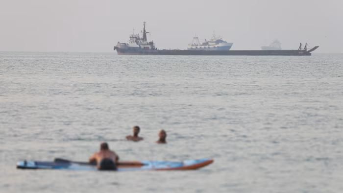 Tàu thuyền di chuyển trên eo biển Hormuz - Ảnh: Reuters