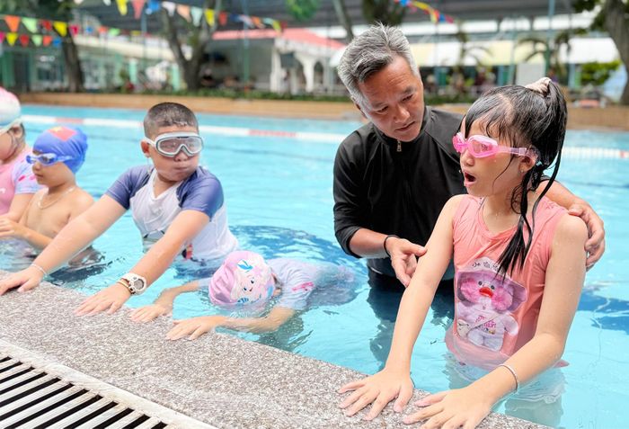 Trẻ em được dạy bơi miễn phí nhằm phòng, chống đuối nước và trang bị những kỹ năng tự bảo vệ bản thân.