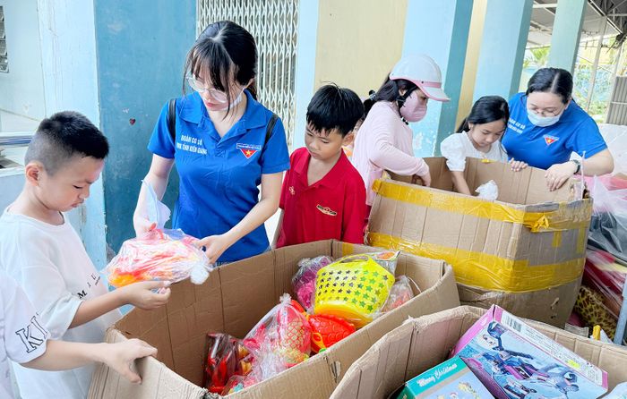 Trẻ em được Đoàn cơ sở Bệnh viện Đa khoa Kiên Giang khám sức khỏe miễn phí và tặng quà.