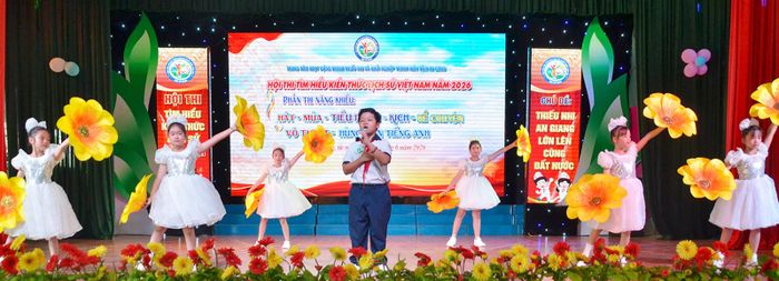 Hơn 250 đội viên, học sinh tham gia Hội thi Tìm hiểu kiến thức lịch sử Việt Nam năm 2026, chủ đề “Thiếu nhi An Giang lớn lên cùng đất nước” thể hiện phần thi năng khiếu nhưL Múa, ca múa...