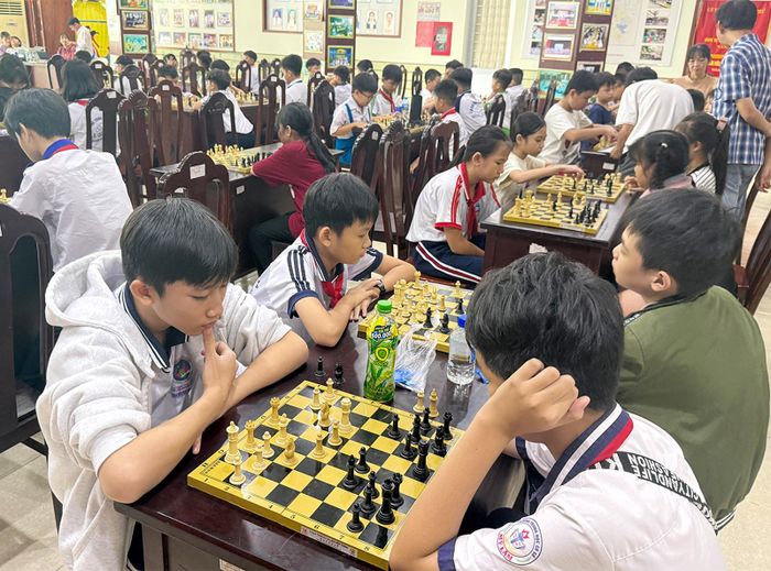 Hơn 100 thiếu nhi An Giang tham gia giải cờ vua.