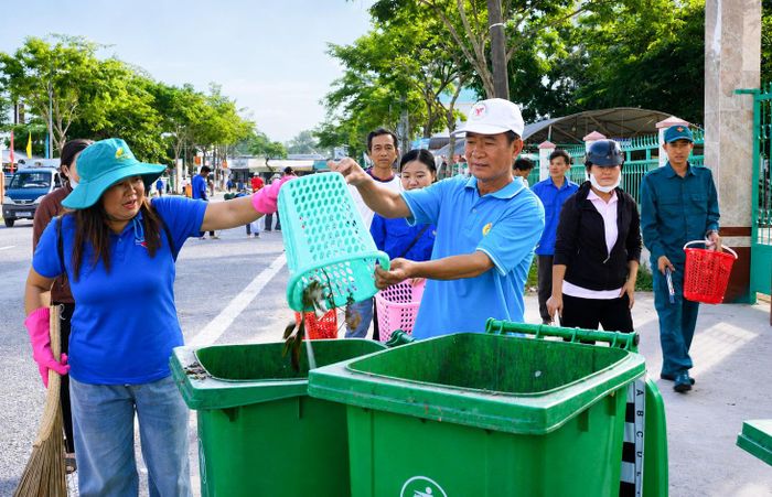 Đoàn viên, thanh niên cùng các lực lượng tham gia thu gom rác thải.