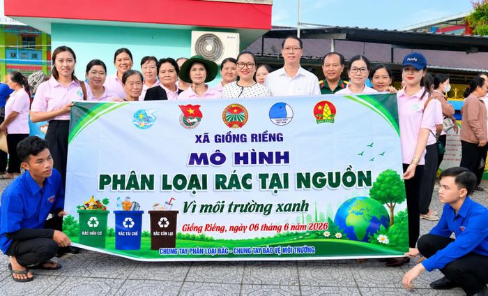 Đoàn viên, thanh niên cùng các lực lượng ra quân bảo vệ môi trường, xây dựng cảnh quan sáng, xanh, sạch, đẹp.