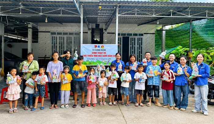 Đoàn viên, thanh niên tổ chức sinh hoạt hè, tặng quà cho thiếu nhi trên địa bàn.