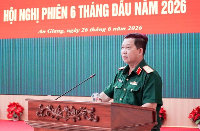 Thiếu tướng Nguyễn Văn Hùng, Ủy viên Ban Thường vụ Tỉnh ủy, Phó Bí thư Đảng ủy, Chỉ huy trưởng Bộ Chỉ huy Quân sự tỉnh An Giang phát biểu tại hội nghị.