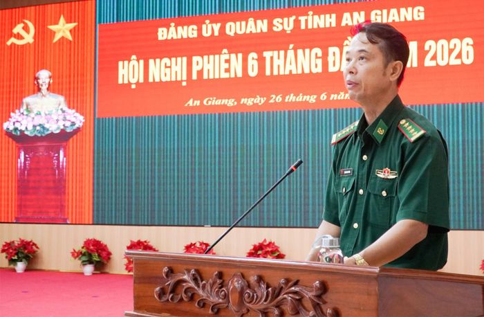 Đại tá Doãn Đình Tránh, Phó Chính ủy Ban Chỉ huy Bộ đội Biên phòng tỉnh An Giang phát biểu tại hội nghị.