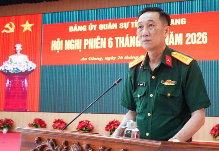 Đại tá Cao Minh Tâm, Ủy viên Ban Thường vụ Đảng ủy, Phó Chính ủy Bộ Chỉ huy Quân sự tỉnh An Giang báo cáo tại hội nghị.