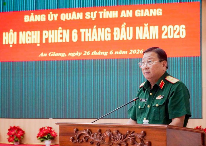 Thiếu tướng Nguyễn Văn Tiền, Ủy viên Ban Thường vụ Đảng ủy, Phó Tư lệnh Quân khu 9 phát biểu chỉ đạo hội nghị.