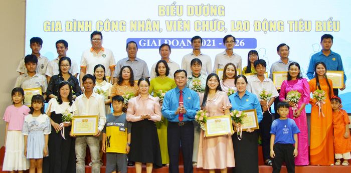 Biểu dương 52 gia đình công nhân, viên chức, lao động tiêu biểu tỉnh An Giang giai đoạn 2021 - 2026