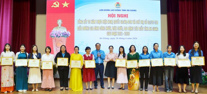Khen thưởng 45 cá nhân có thành tích xuất sắc trong 15 năm thực hiện Nghị quyết số 6b/NQ-BCH và Chỉ thị số 03/CT-TLĐ.