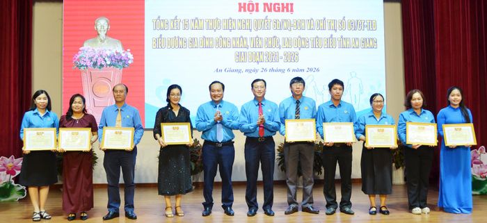 Khen thưởng 9 tập thể có thành tích xuất sắc trong 15 năm thực hiện Nghị quyết số 6b/NQ-BCH và Chỉ thị số 03/CT-TLĐ.