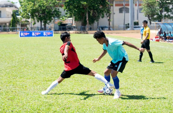 Các vận động viên tỉnh An Giang tranh tài môn bóng đá.