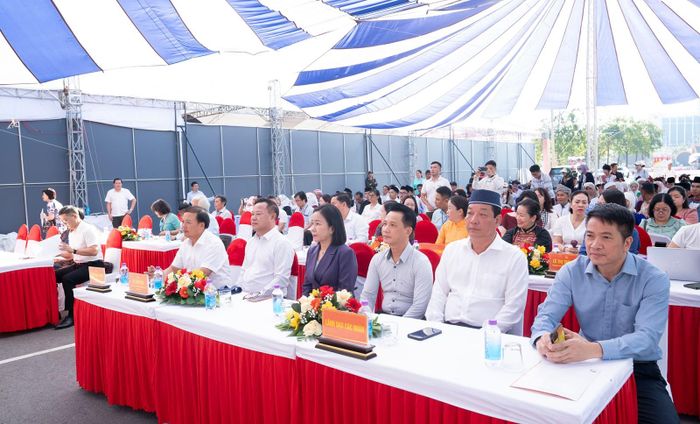 Các đại biểu tham dự lễ khai mạc.
