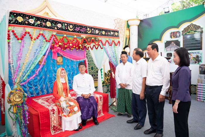 Các đại biểu tham qua không gian trưng bày, giới thiệu, quảng bá văn hóa truyền thống dân tộc Chăm tỉnh An Giang.
