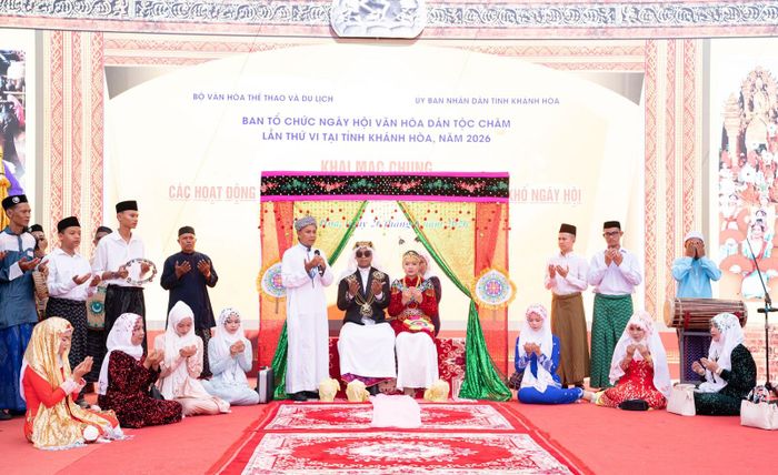 Chương trình trình diễn, giới thiệu nghi thức lễ cưới của đồng bào Chăm Islam của đơn vị tỉnh An Giang.