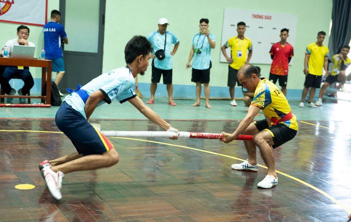 Các vận động viên tranh tài môn đẩy gậy.