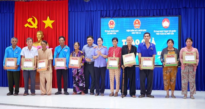 Viện Kiểm sát nhân dân khu vực 12 tặng quà cho hộ nghèo, hộ cận nghèo và hộ có hoàn cảnh khó khăn.