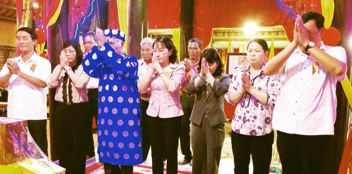 Các đại biểu dâng hương tại đình thần Bình Thạnh Đông.