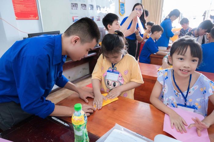 Bên cạnh kiến thức, các em học sinh được trải nghiệm, hướng dẫn nhiều kỹ năng bổ ích.