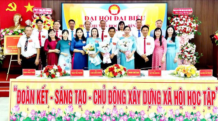 Ban Chấp hành Hội Khuyến học xã Bình Sơn nhiệm kỳ 2026 - 2031 ra mắt đại hội.