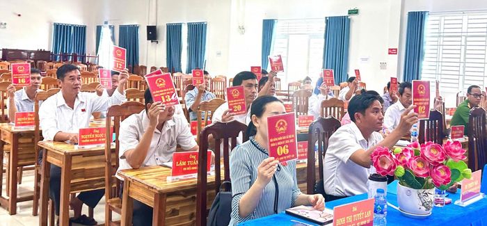 Đại biểu biểu quyết thông qua nghị quyết tại kỳ họp.